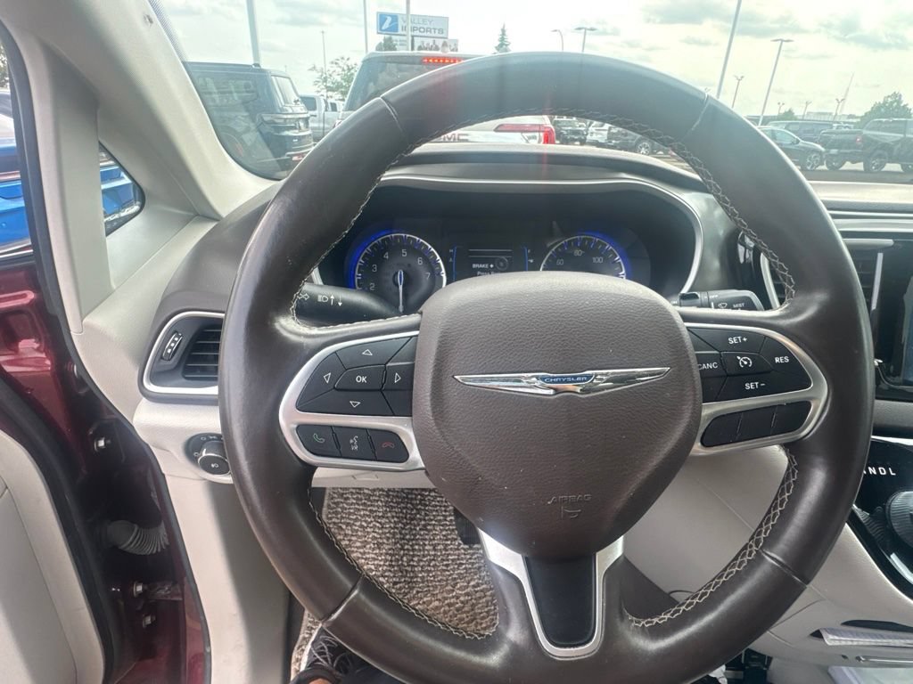 Used 2017 Chrysler Pacifica Touring-L FWD image 11