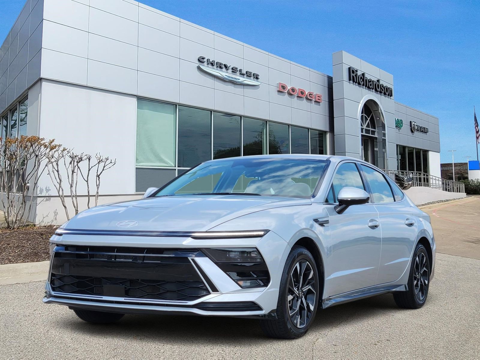 Used 2025 Hyundai Sonata SEL FWD image 2