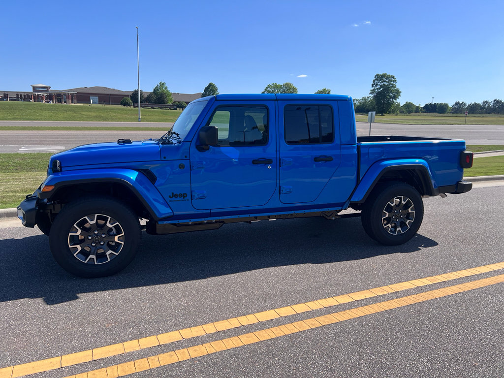 New 2026 Jeep Gladiator Sport AWD/4WD image 9