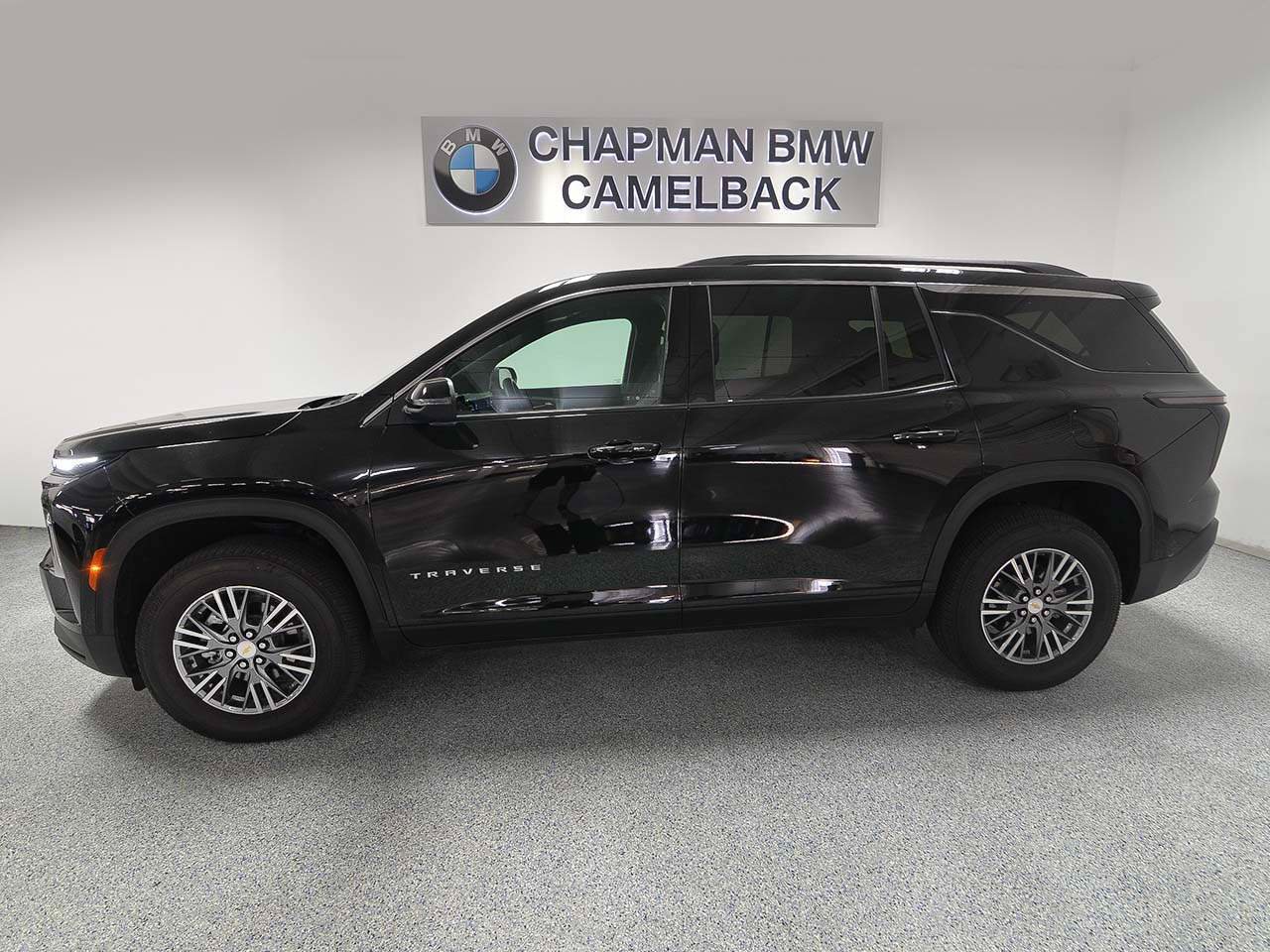 Used 2025 Chevrolet Traverse LT image 3