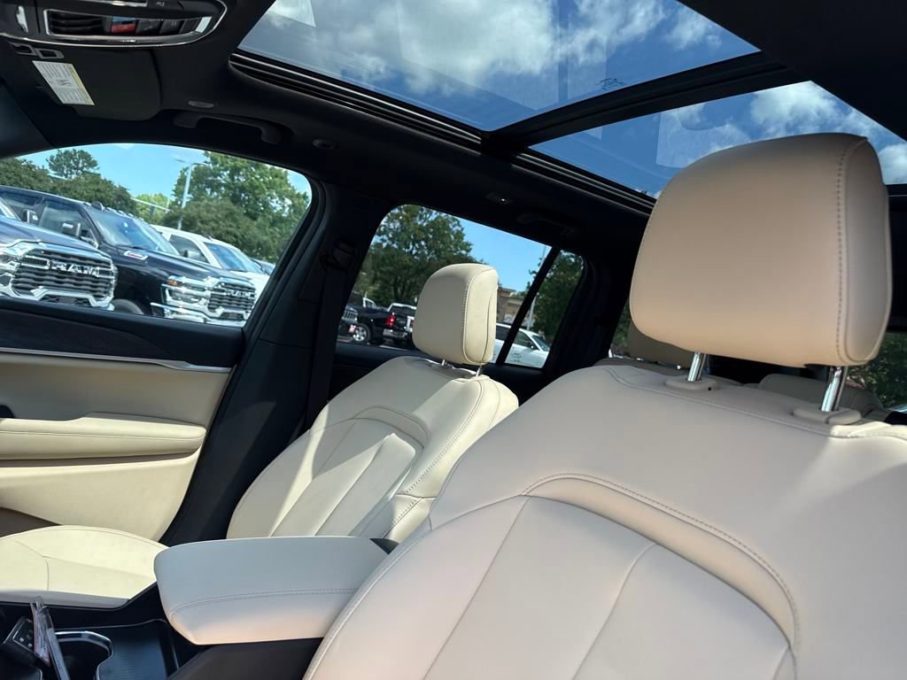 New 2025 Jeep Grand Cherokee Limited w/ Black Appearance Package image 12