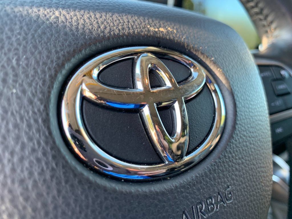 Used 2021 Toyota Highlander XLE AWD/4WD image 35