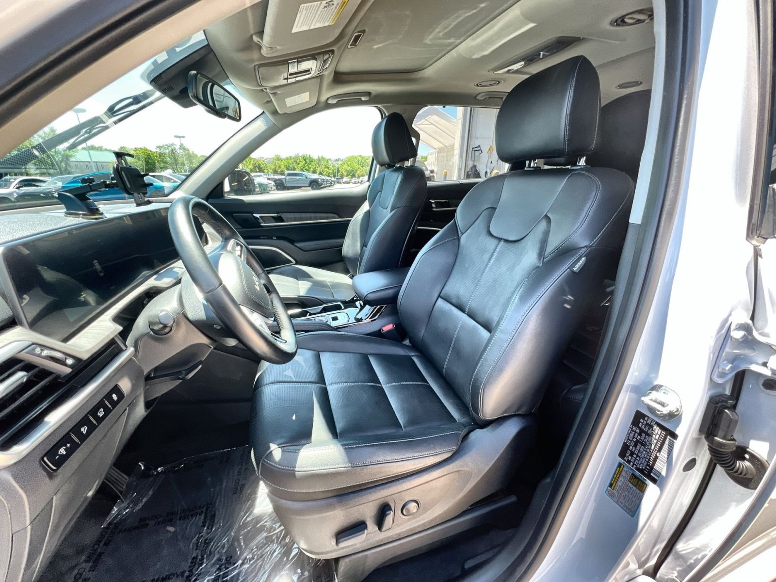 Used 2024 Kia Telluride EX w/ EX Captain's Chair Package AWD/4WD image 21