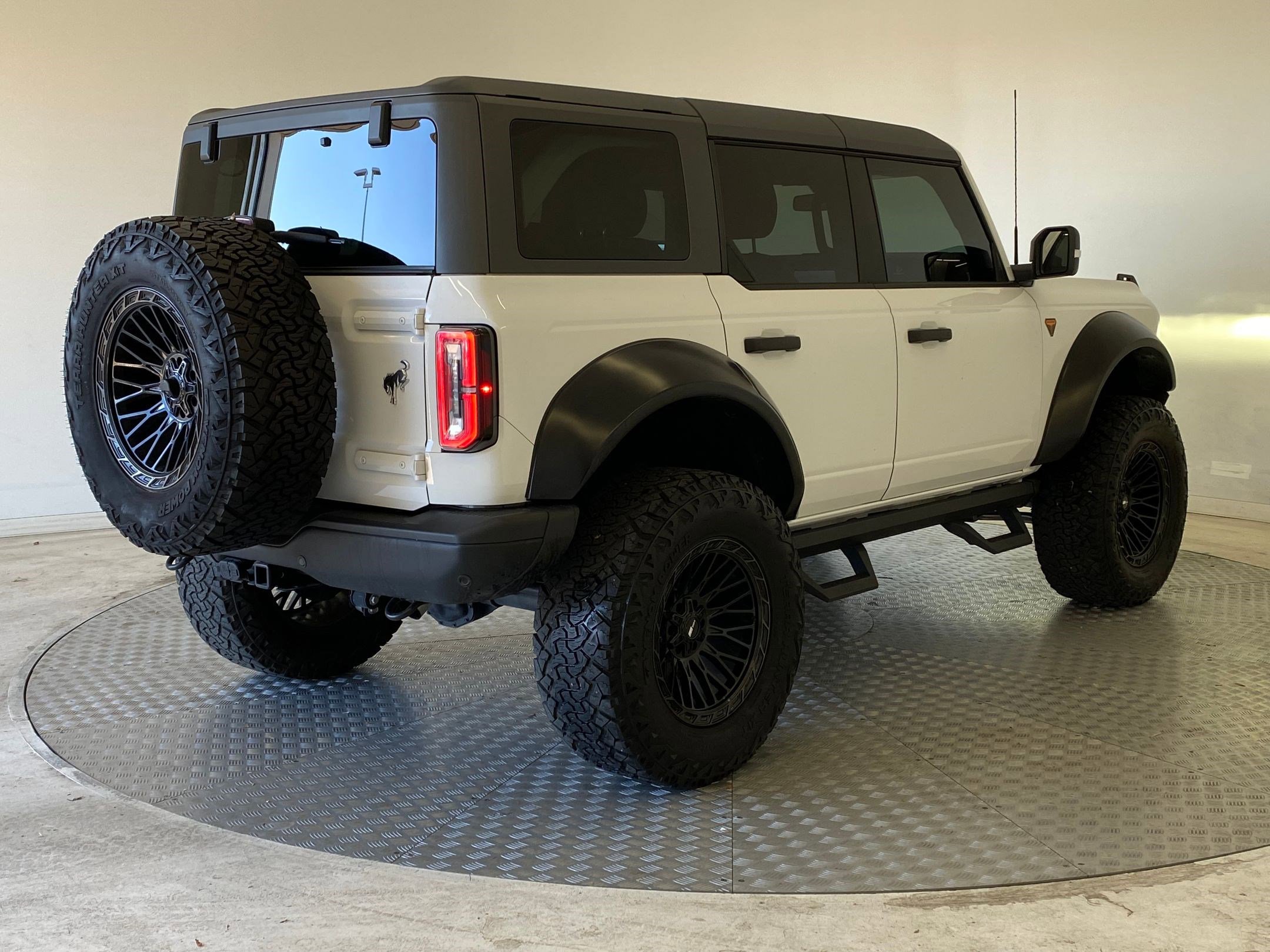 Used 2024 Ford Bronco Badlands image 9