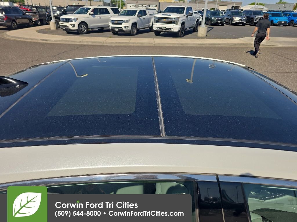 Used 2021 Toyota Camry XLE w/ Navigation Package AWD/4WD image 4