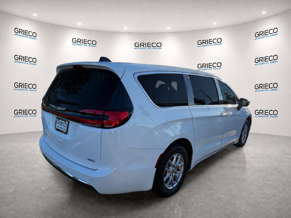Used 2024 Chrysler Pacifica Touring-L FWD image 7