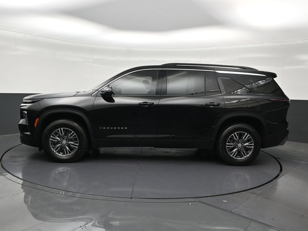 Used 2026 Chevrolet Traverse LT FWD image 2