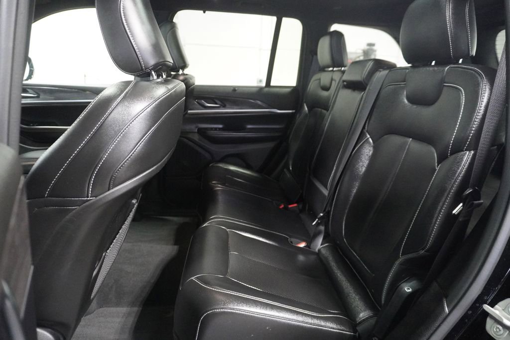 Used 2024 Jeep Grand Cherokee Limited w/ Luxury Tech Group II image 9