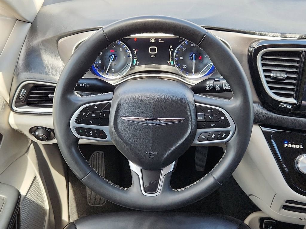 Used 2023 Chrysler Pacifica Touring-L FWD image 12