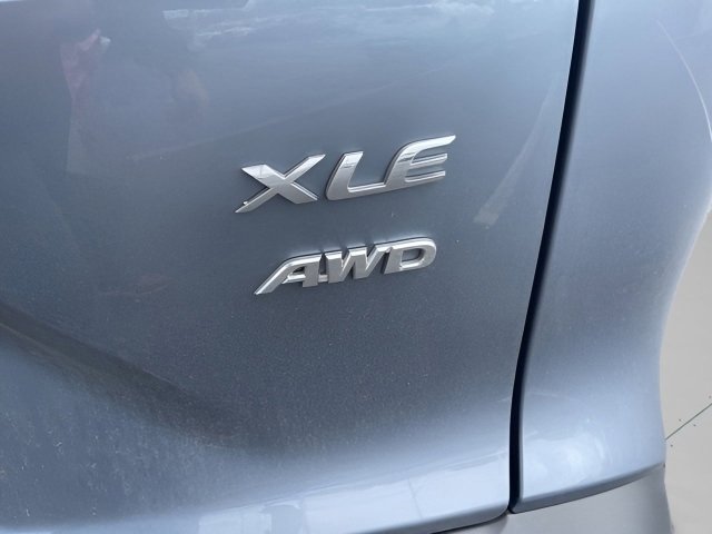 Used 2023 Toyota Corolla Cross XLE w/ Convenience Package image 11