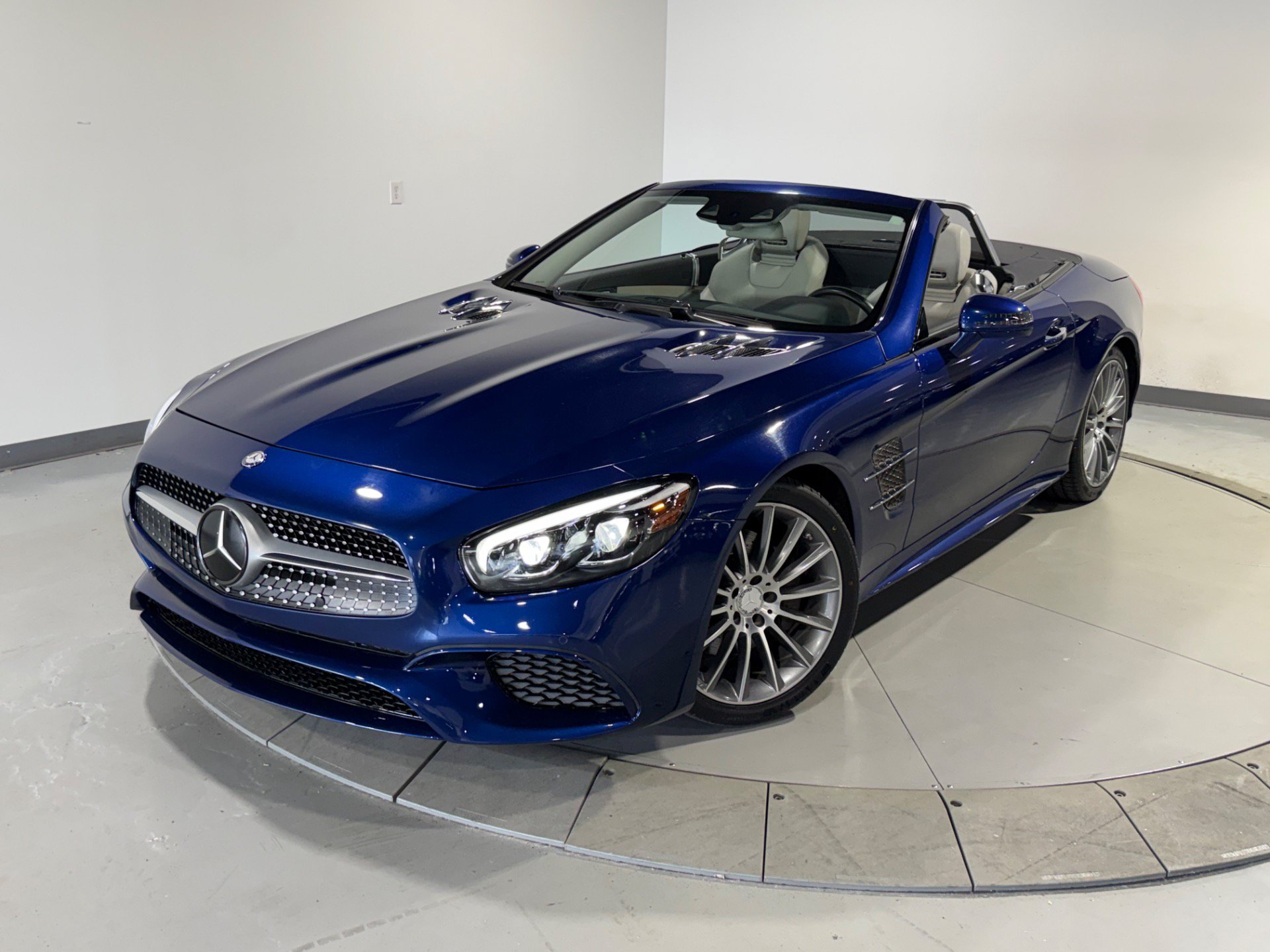 Used 2017 Mercedes-Benz SL 450 image 4