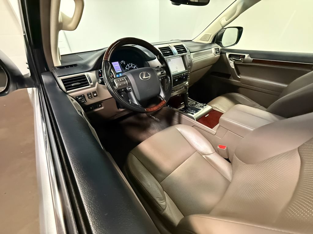 Used 2017 Lexus GX 460 Luxury AWD/4WD image 2