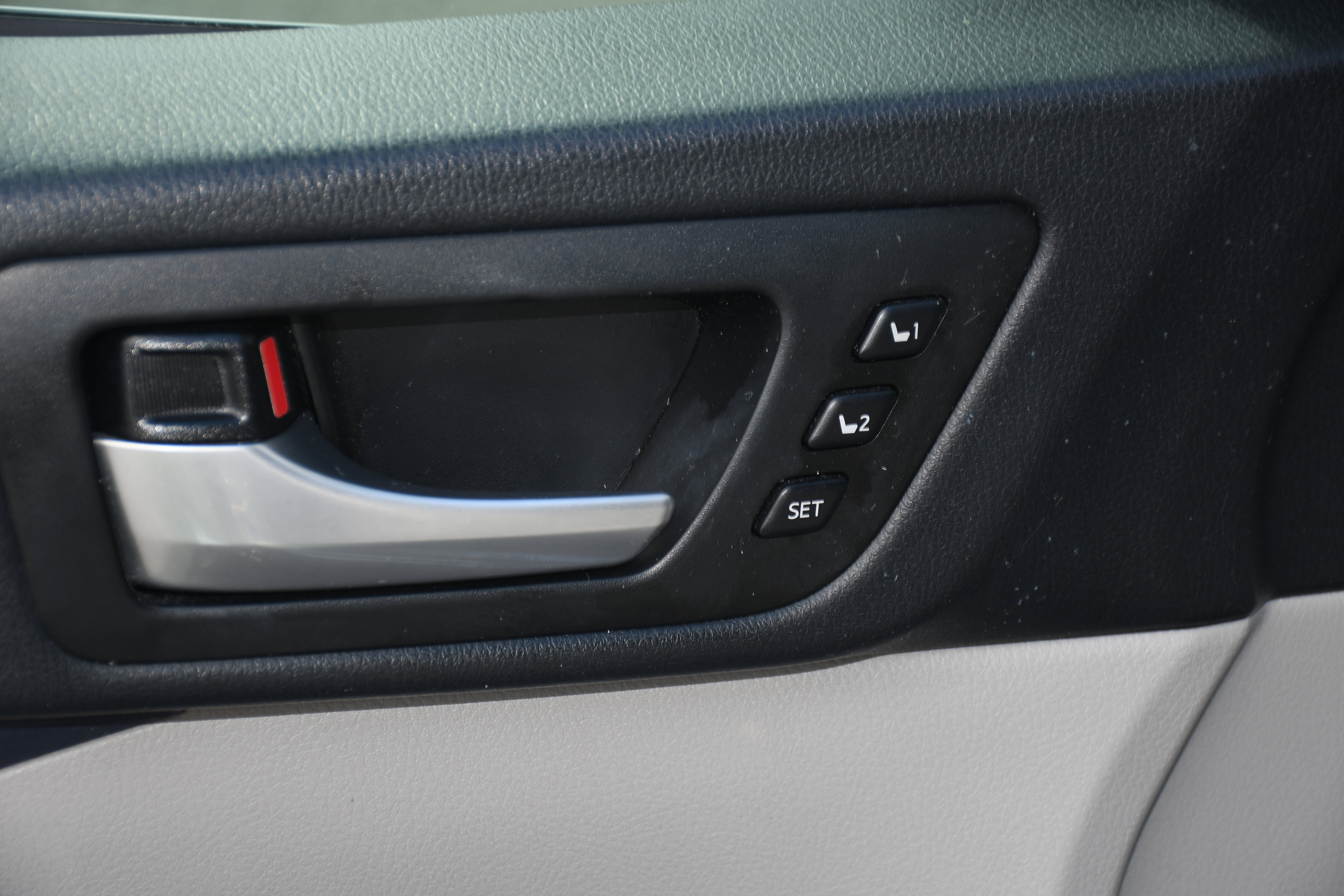 Used 2019 Toyota Highlander Limited FWD image 12
