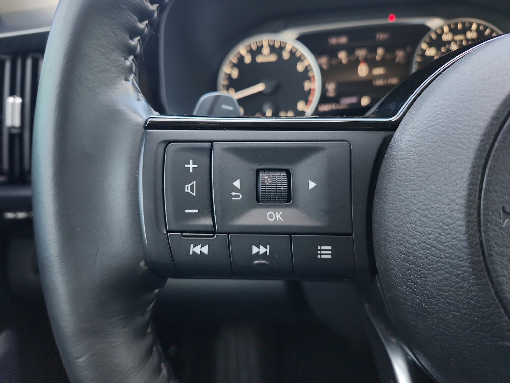 Used 2023 Nissan Pathfinder SL w/ Lighting Package (N92) FWD image 30