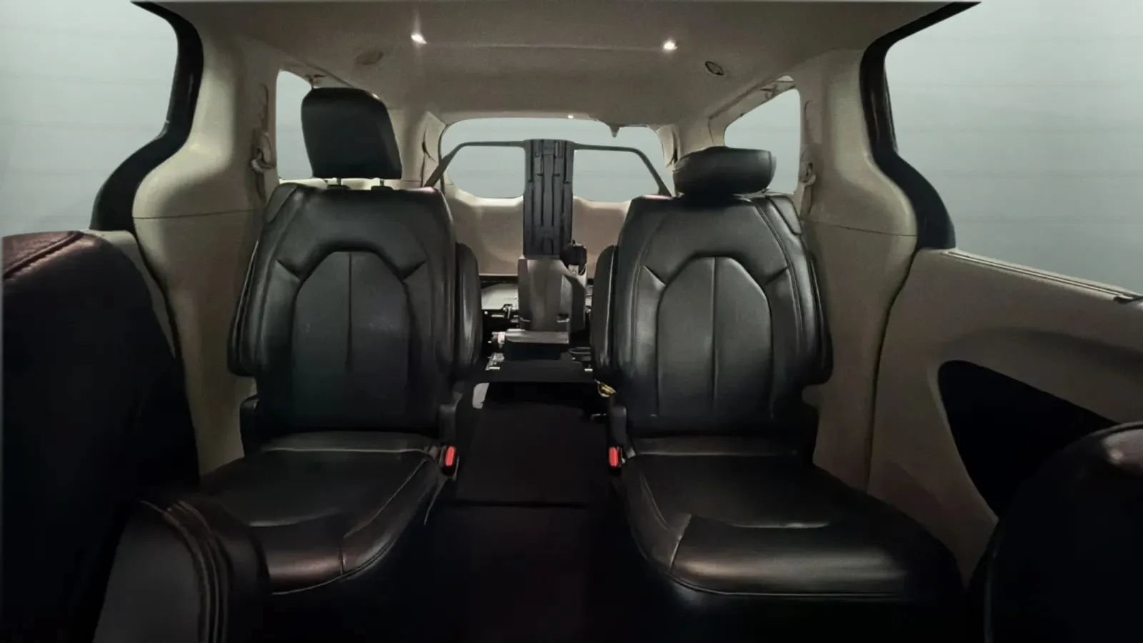 Used 2019 Chrysler Pacifica Touring-L FWD image 19
