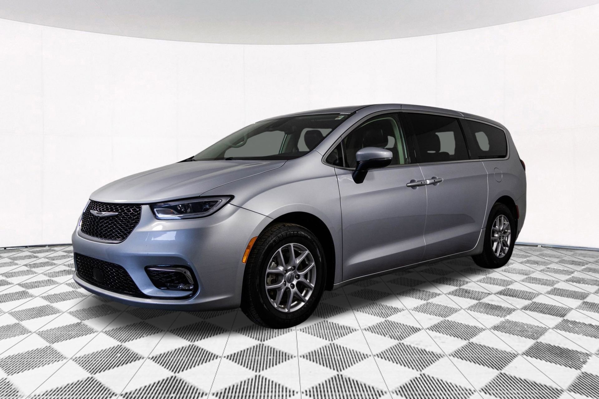 Used 2023 Chrysler Pacifica Touring-L image 10