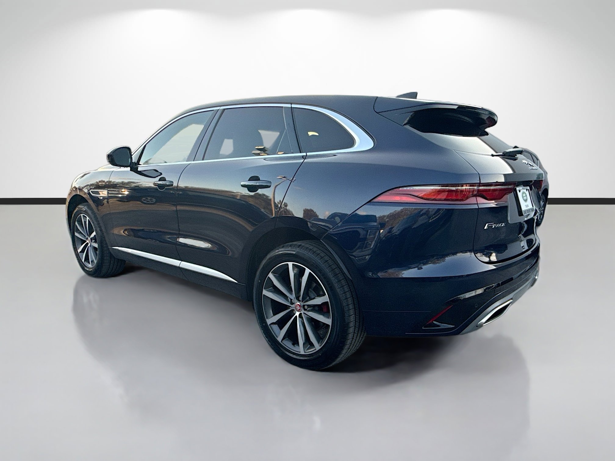 Used 2023 Jaguar F-PACE R-Dynamic S image 3
