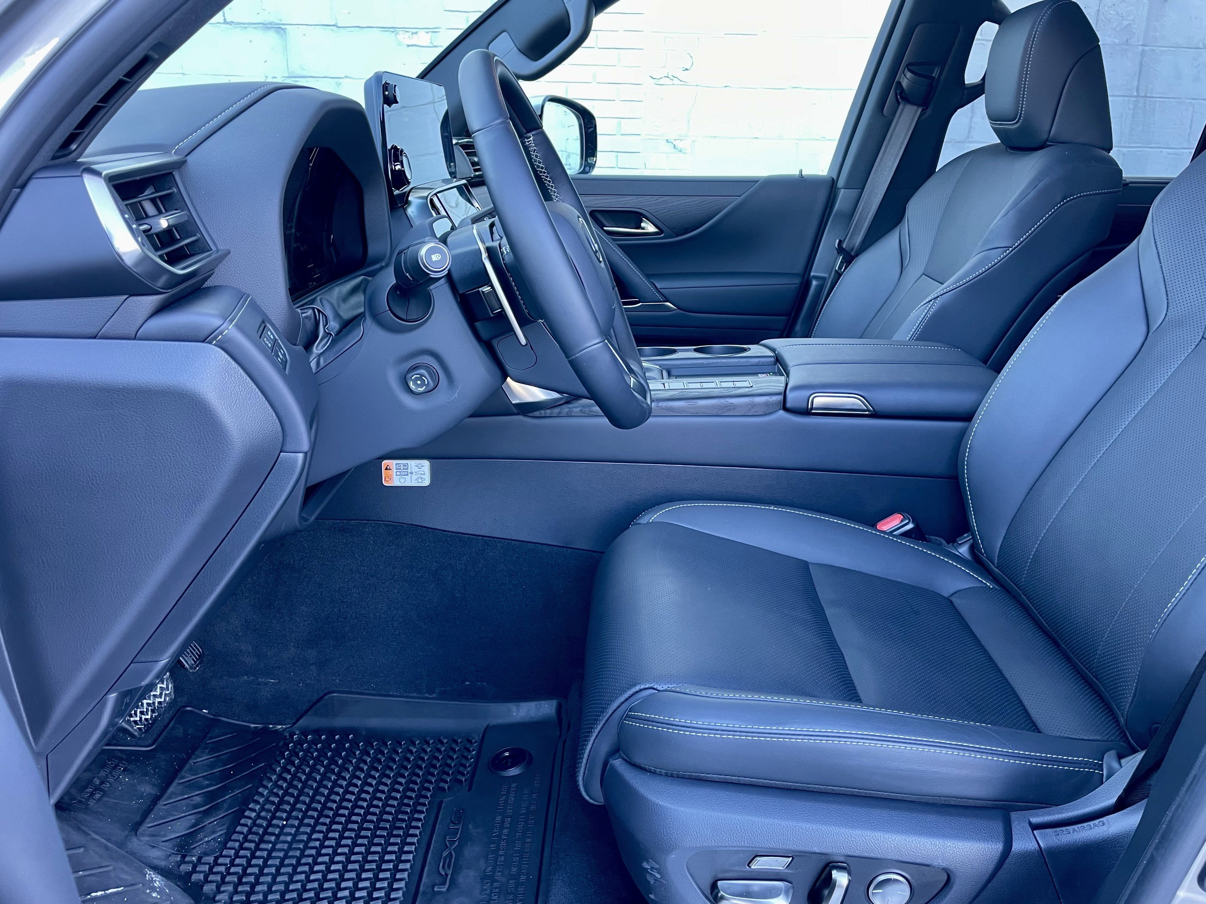 Used 2025 Lexus LX 600 4WD w/ Luxury Package image 14