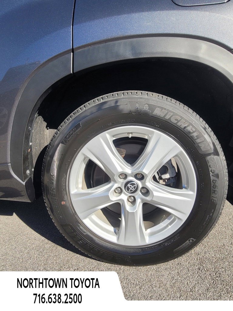 Used 2023 Toyota Highlander LE AWD/4WD image 7