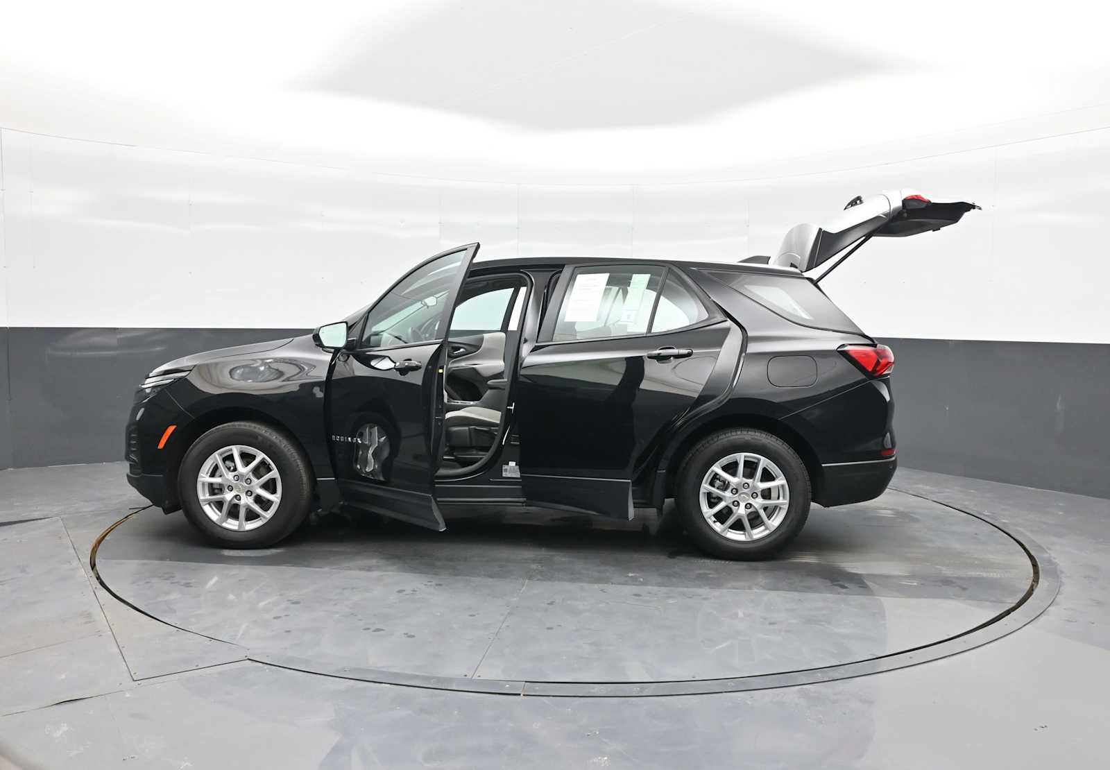 Used 2024 Chevrolet Equinox LS w/ Driver Confidence II Package FWD image 29