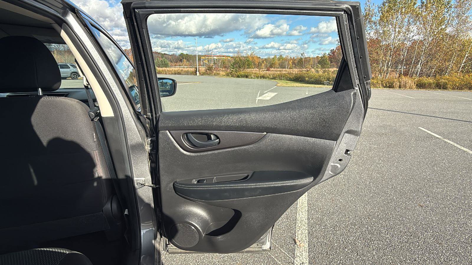 Used 2020 Nissan Rogue Sport S image 19