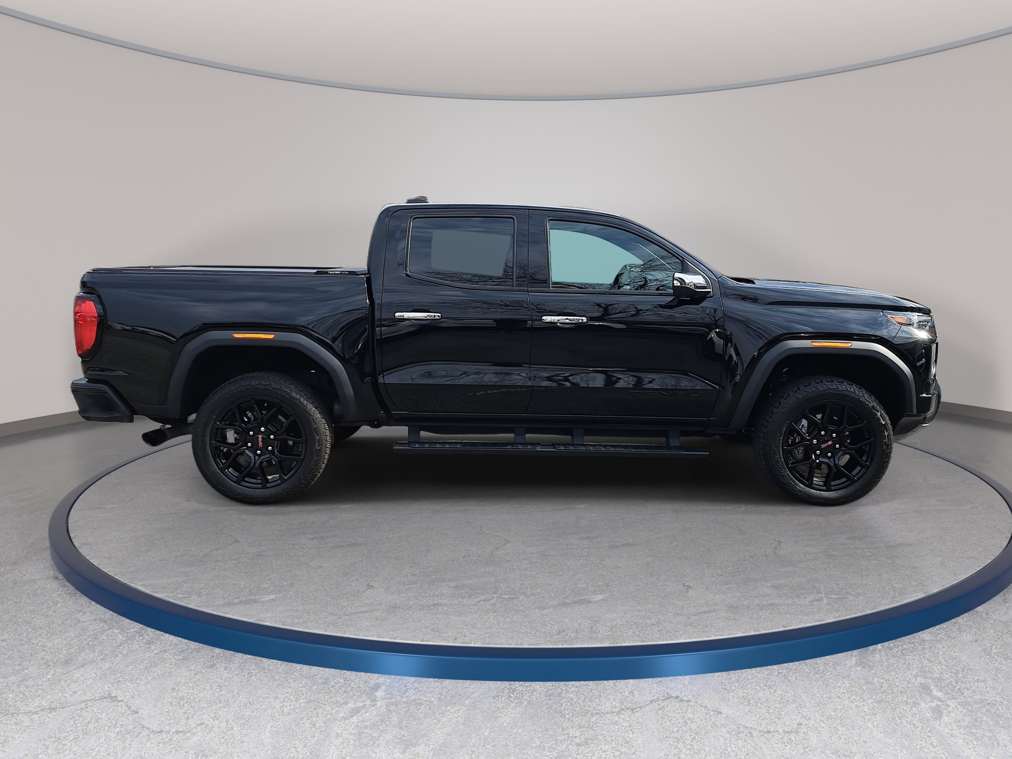 Used 2025 GMC Canyon Denali w/ LPO, Denali Black Edition image 4