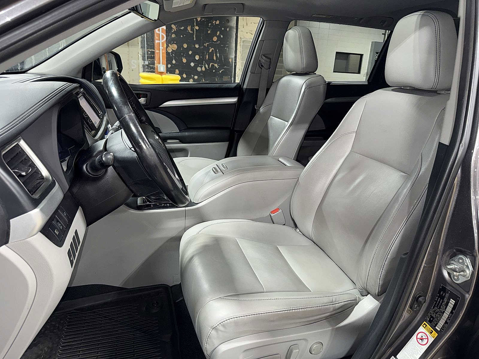 Used 2019 Toyota Highlander XLE AWD/4WD image 15