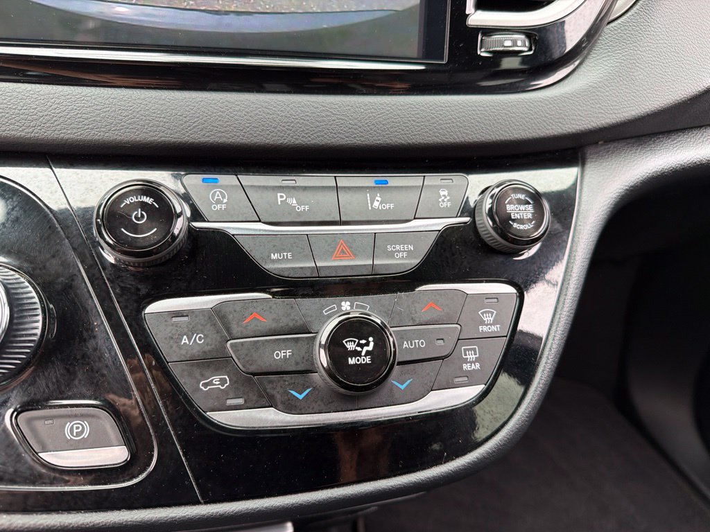 Used 2025 Chrysler Pacifica Select FWD image 12