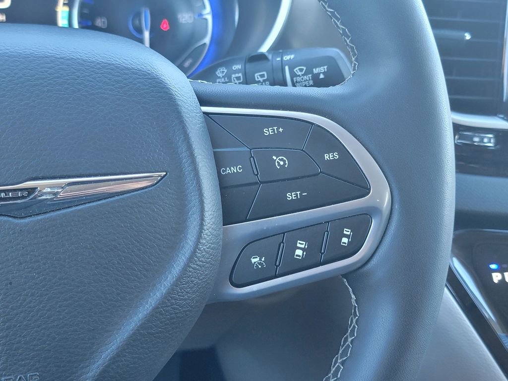 Certified 2023 Chrysler Pacifica Touring-L image 38