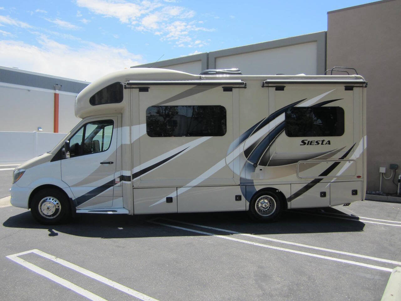 Used 2017 Mercedes-Benz Sprinter 3500 image 4