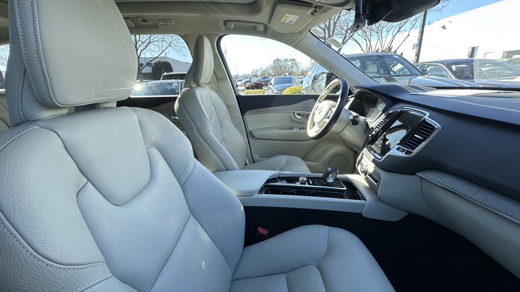 Used 2023 Volvo XC90 B5 Plus w/ Protection Package image 4