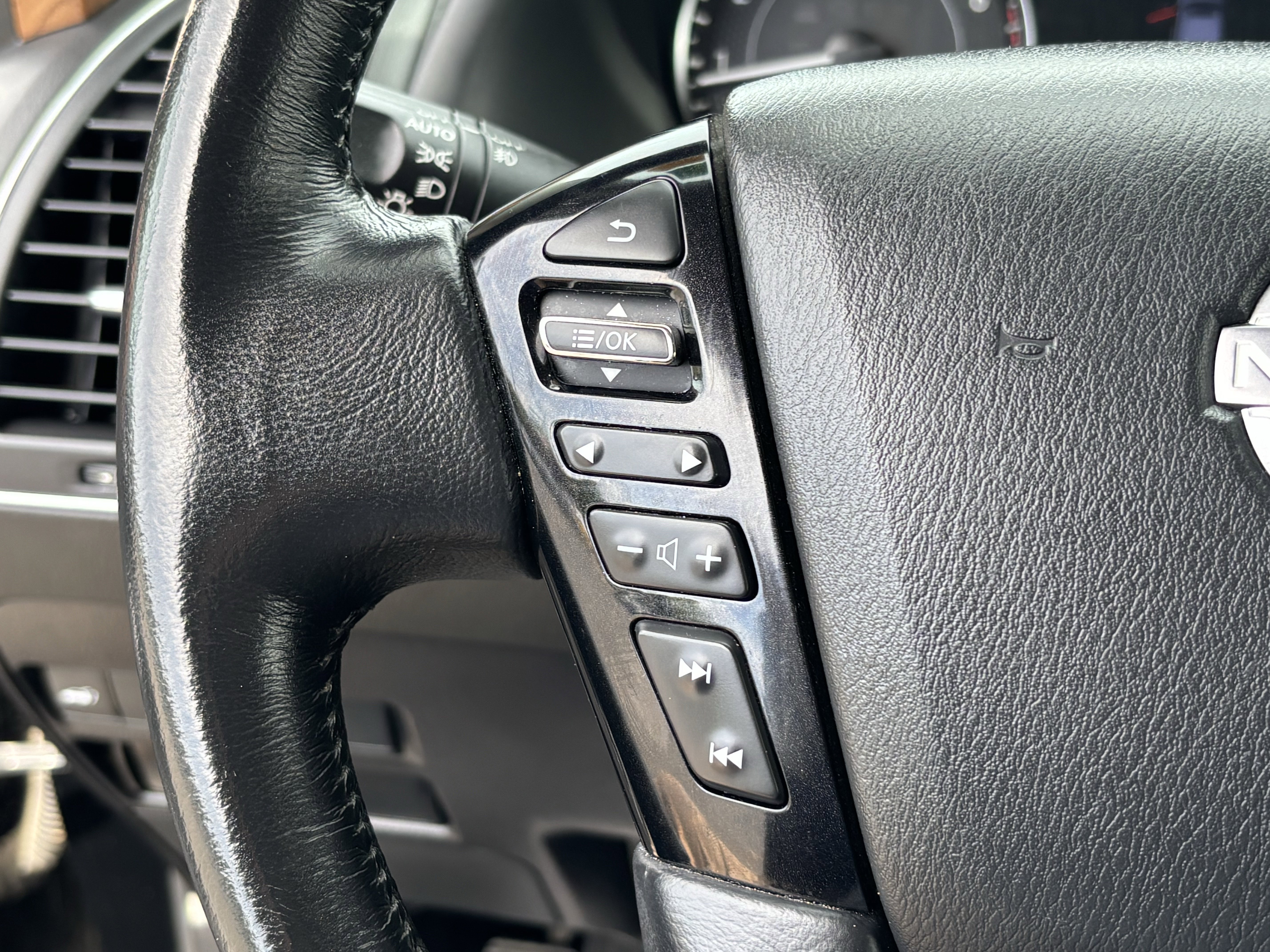 Used 2024 Nissan Armada SL w/ Captain's Chairs Package RWD image 28