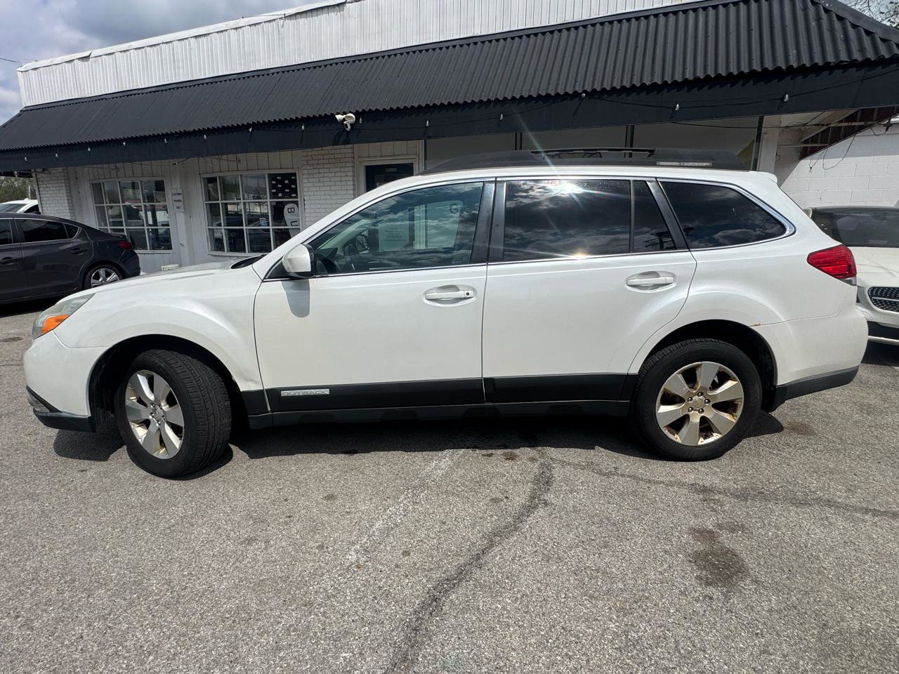 Used 2011 Subaru Outback 2.5i Premium AWD/4WD image 3