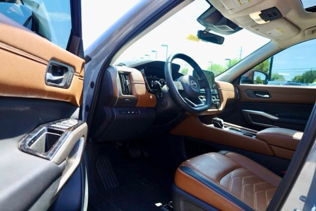 Used 2023 Nissan Pathfinder Platinum image 15