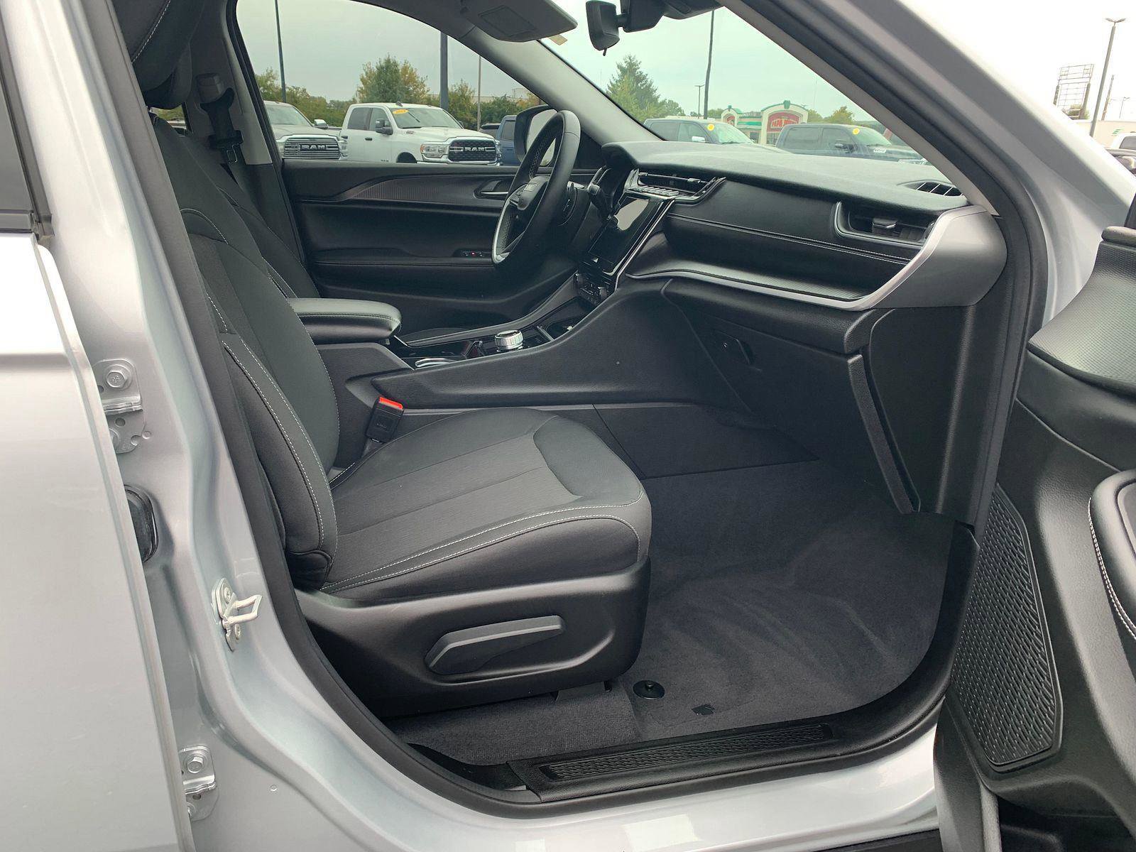 Used 2023 Jeep Grand Cherokee Laredo X image 10