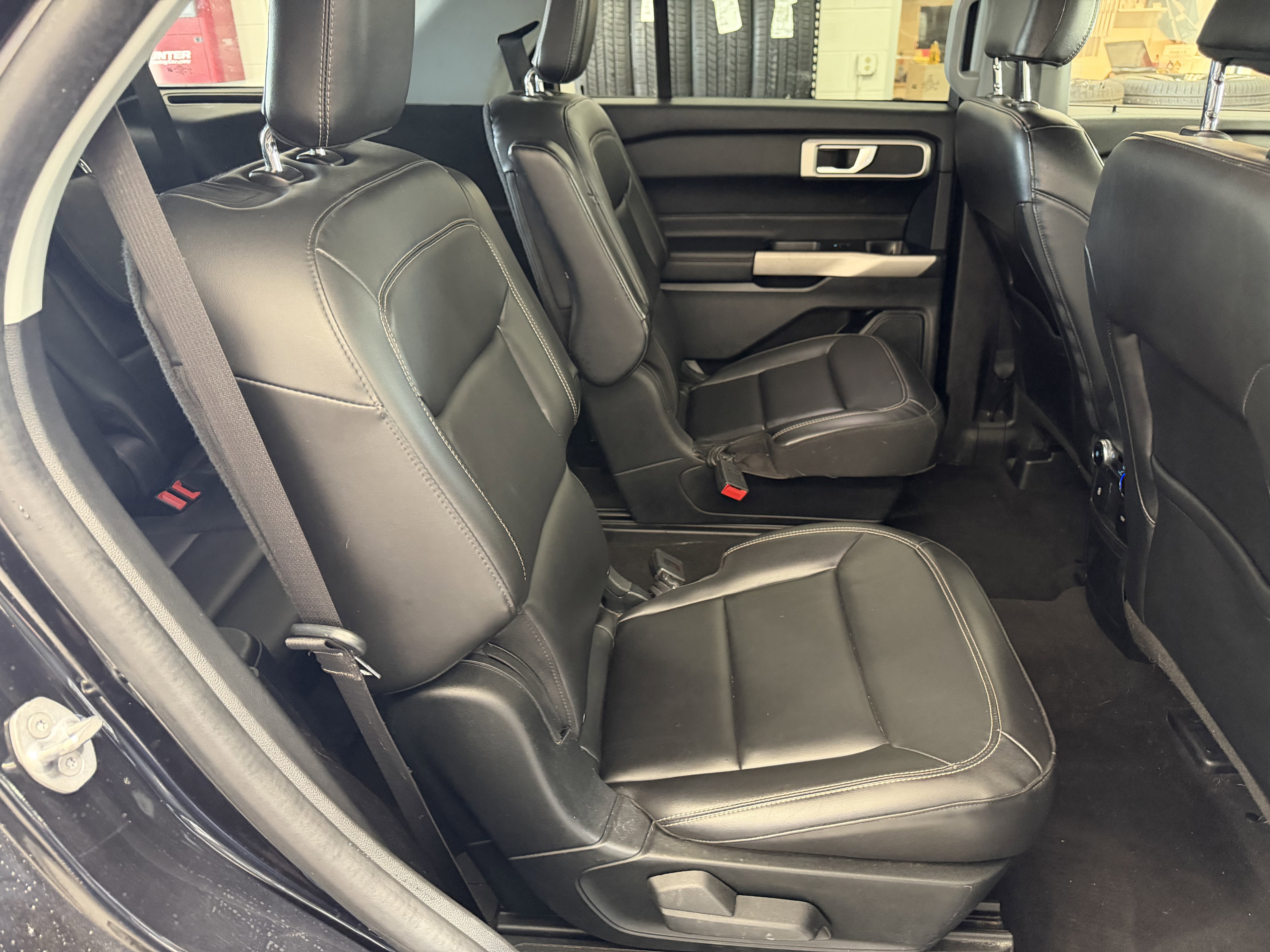 Used 2022 Ford Explorer XLT w/ Equipment Group 202A RWD image 30