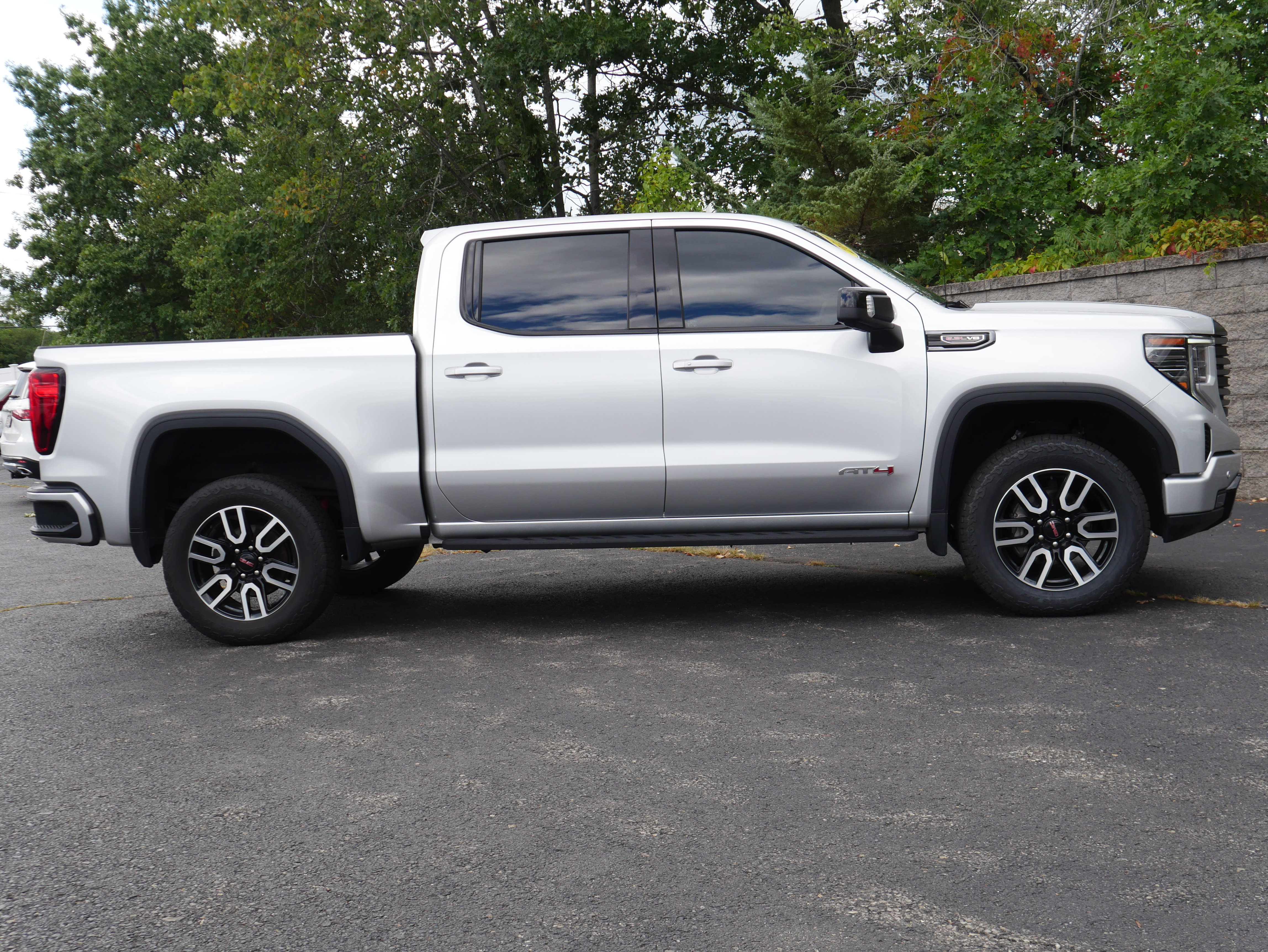 Certified 2022 GMC Sierra 1500 AT4 w/ AT4 Premium Package AWD/4WD image 8