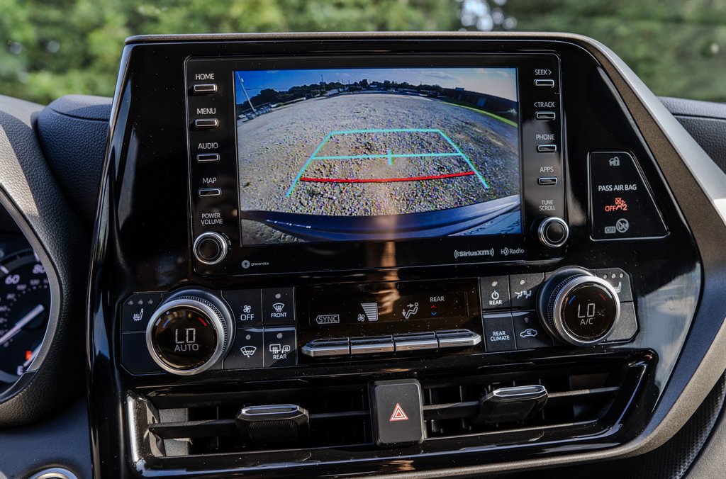 Used 2020 Toyota Highlander XLE FWD image 21