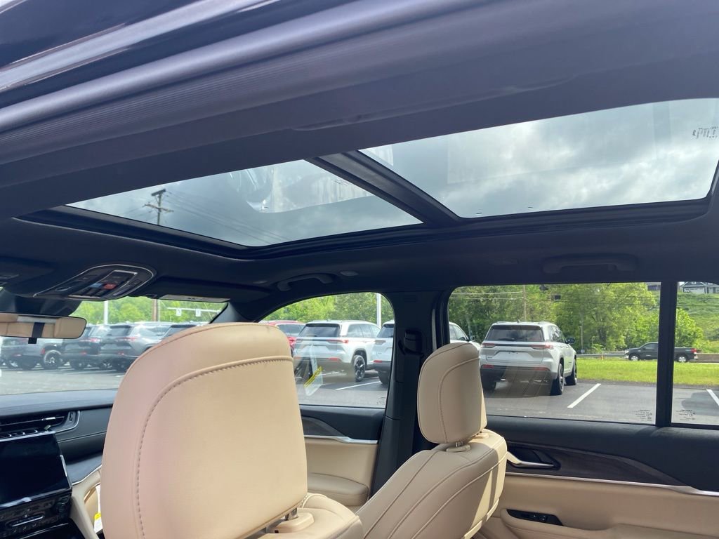 New 2025 Jeep Grand Cherokee Limited w/ Black Appearance Package image 20