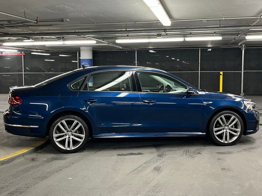Used 2018 Volkswagen Passat 2.0T R-Line w/ R-Line Lighting Package FWD image 32