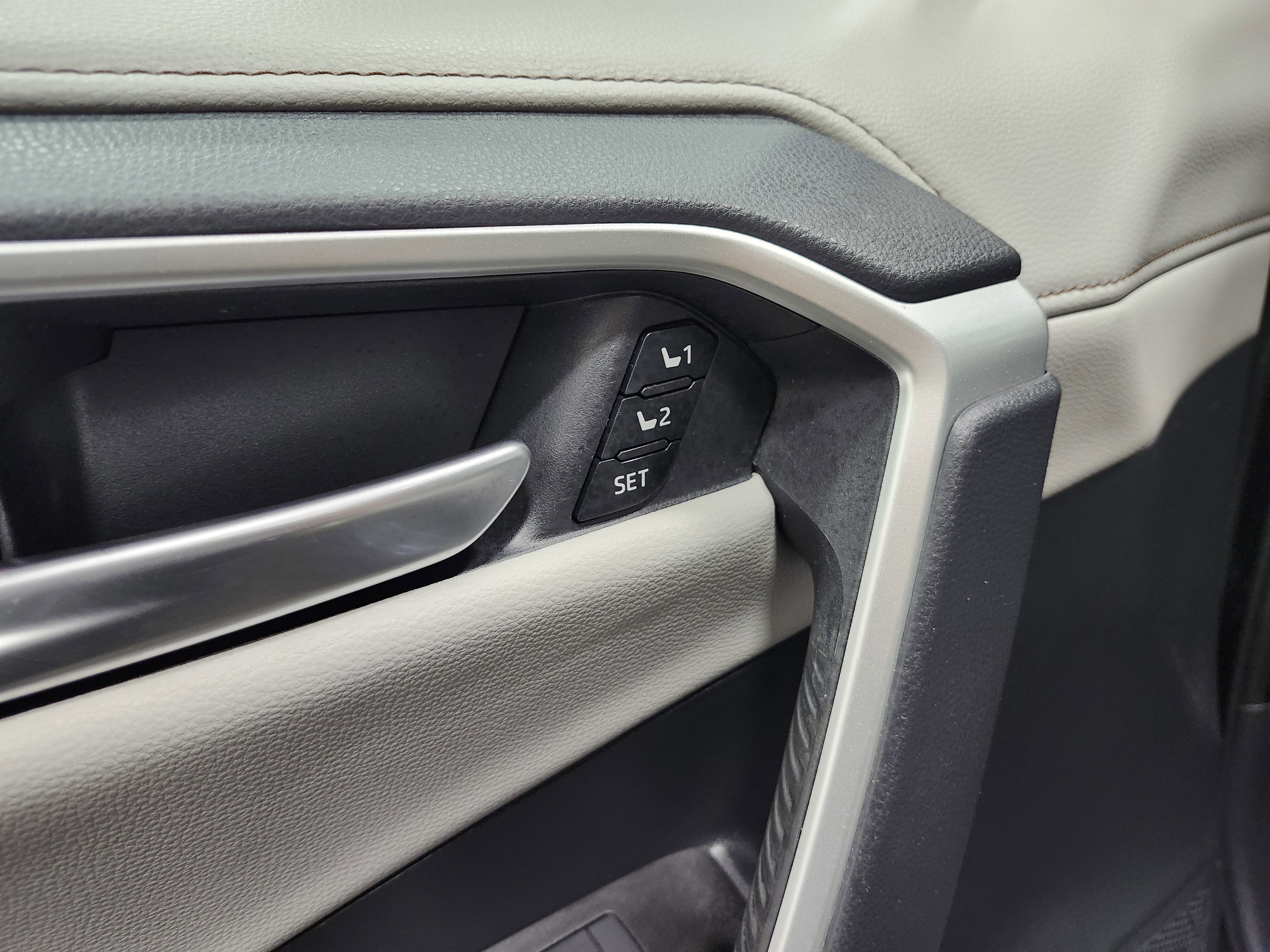 Used 2023 Toyota RAV4 Limited image 28