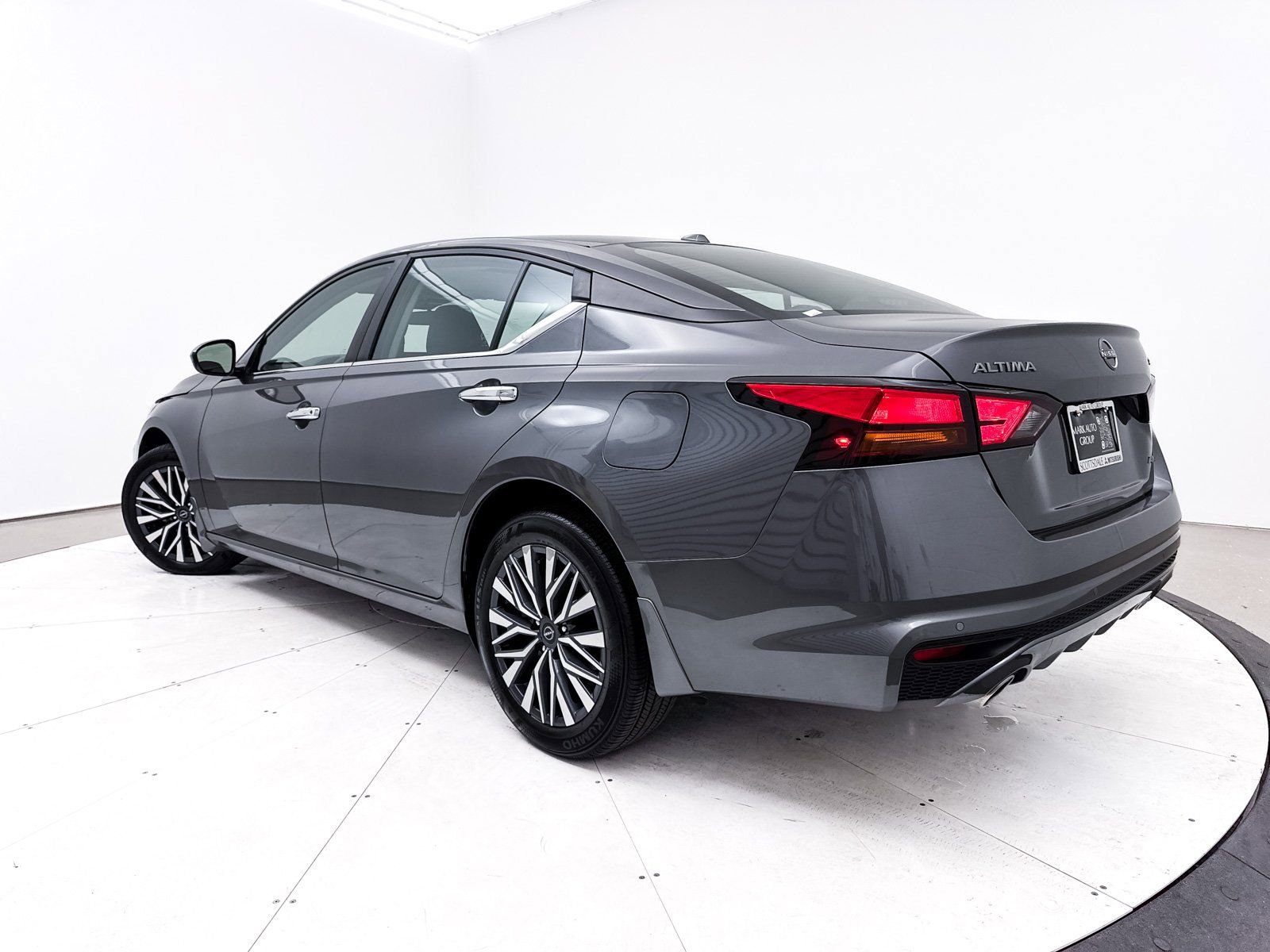 Used 2024 Nissan Altima 2.5 SV w/ SV Premium Package image 2