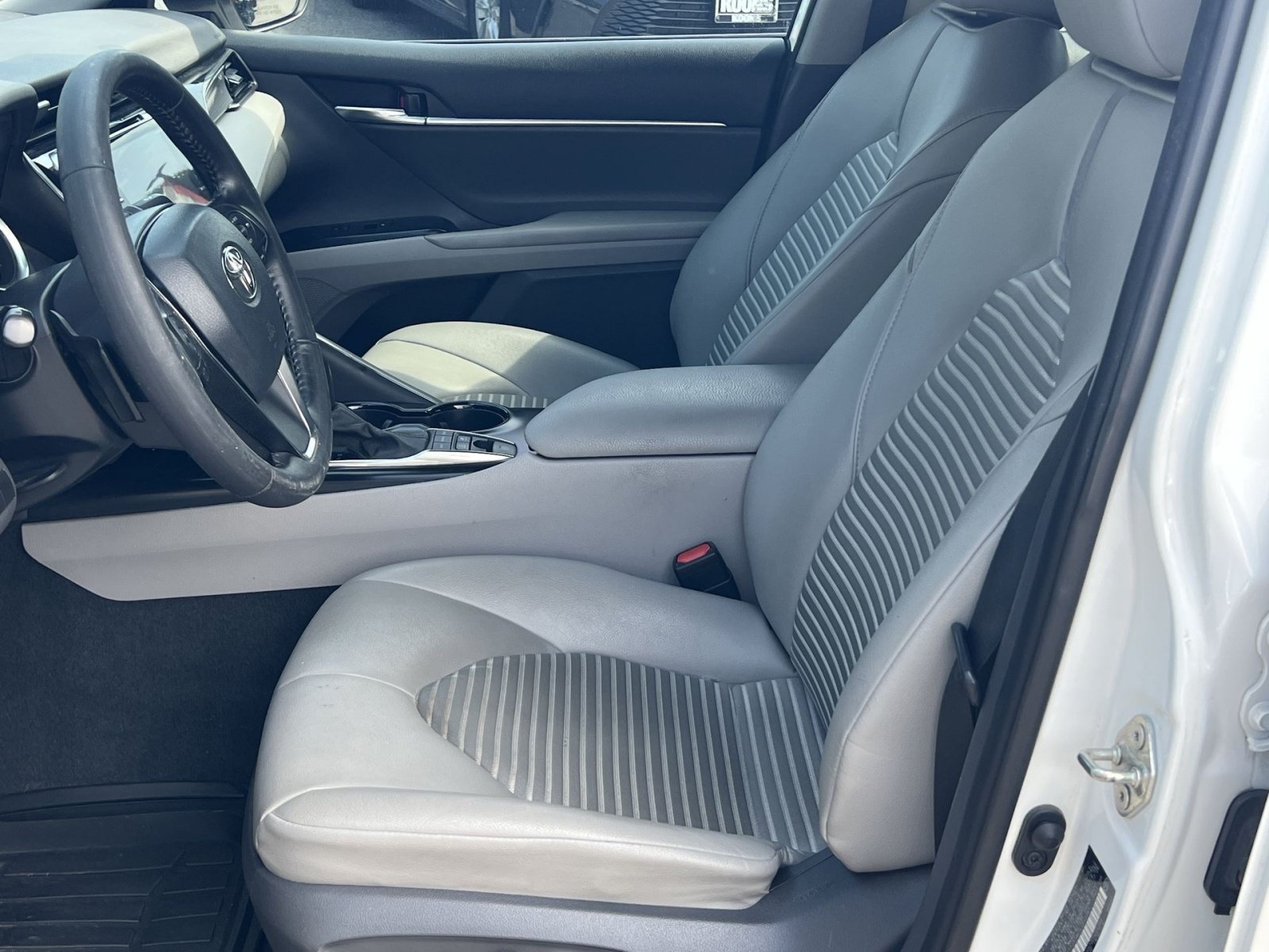 Used 2020 Toyota Camry SE w/ Sunroof Package FWD image 12