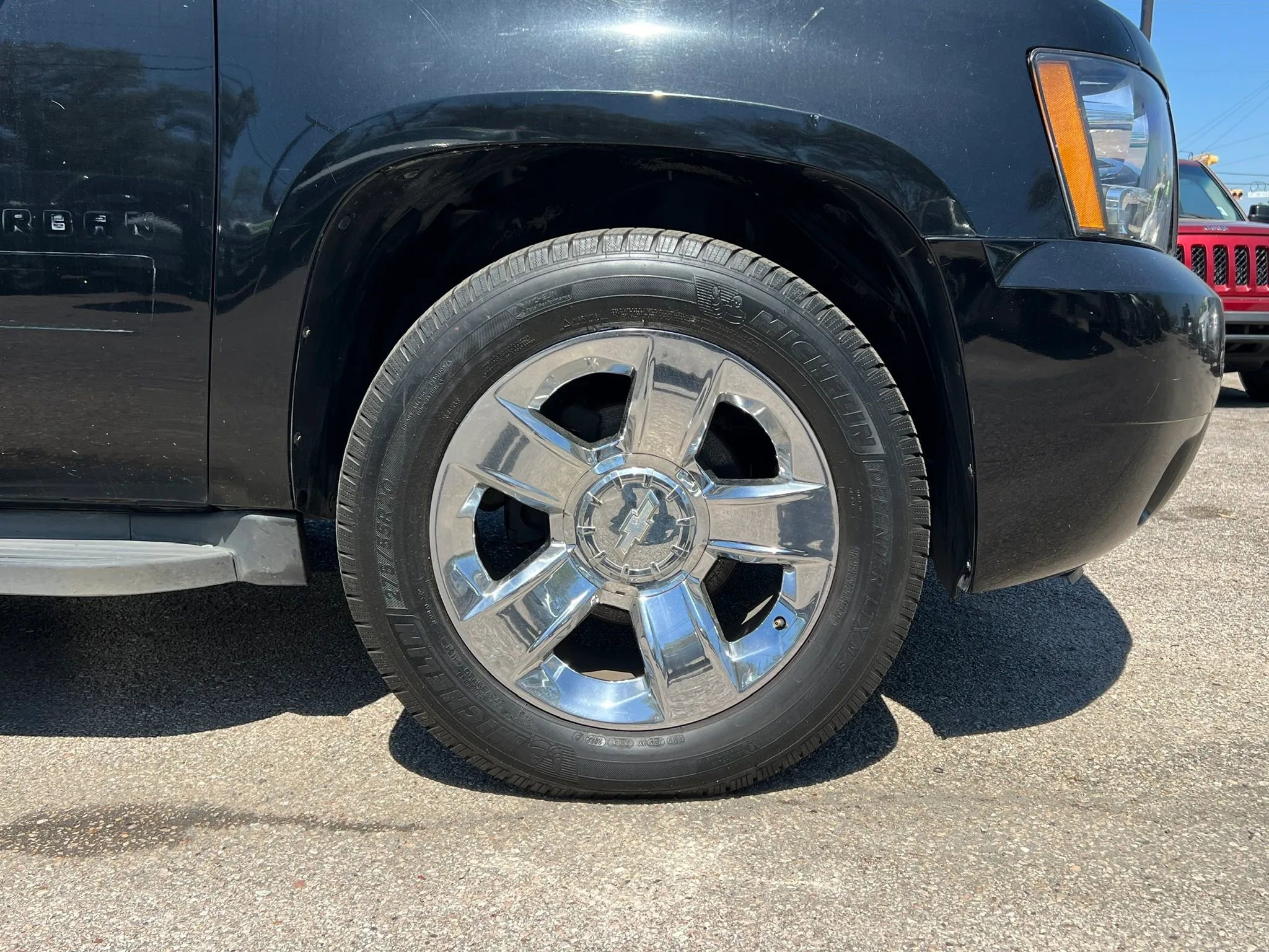 Used 2012 Chevrolet Suburban LT RWD image 24