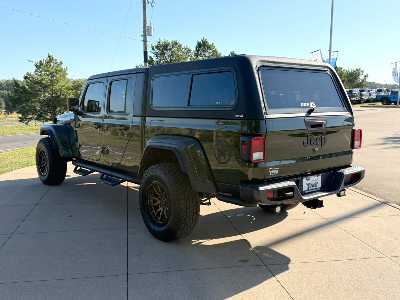 Used 2023 Jeep Gladiator Sport AWD/4WD image 4