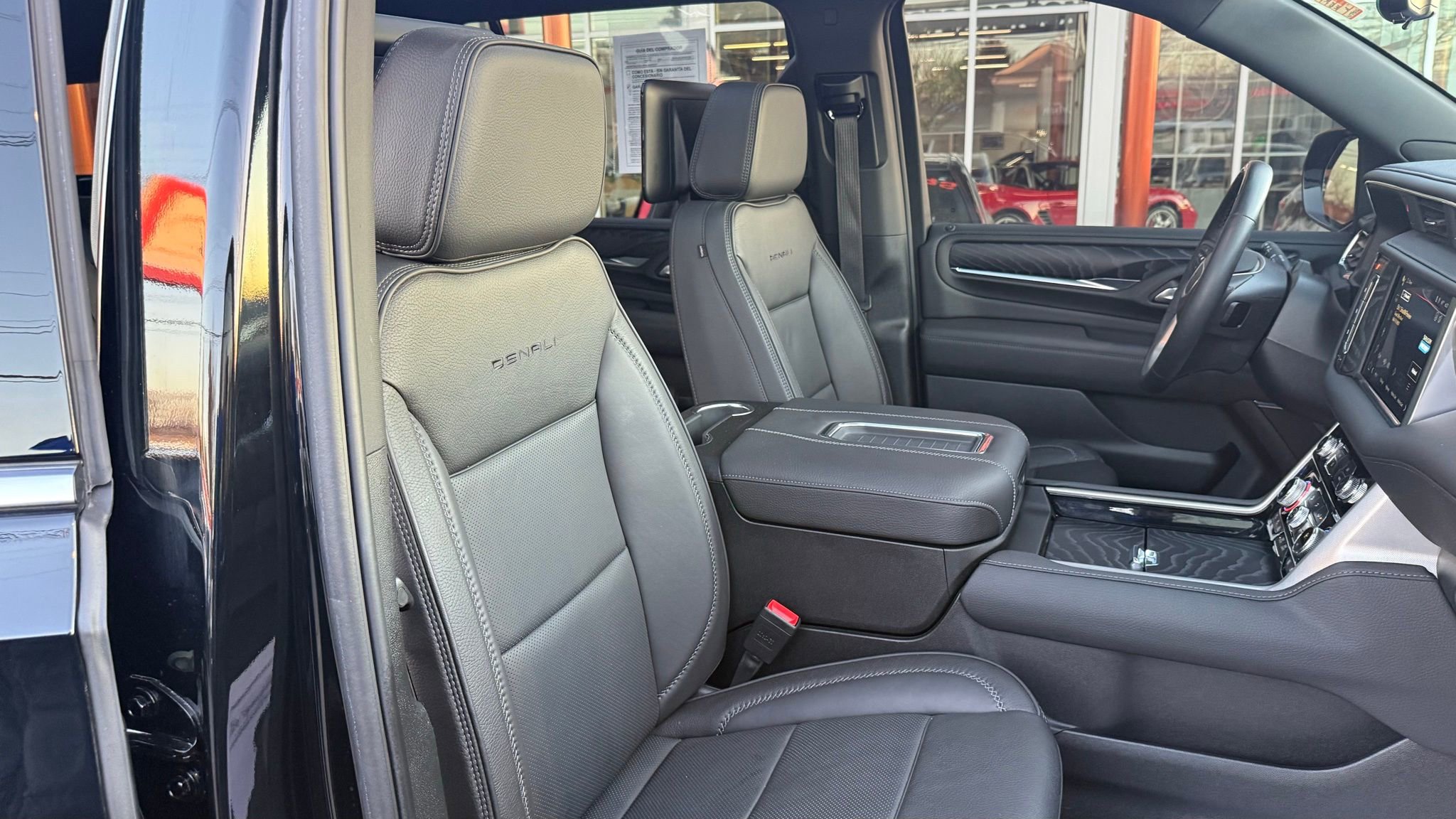 Used 2024 GMC Yukon XL Denali w/ Advanced Technology Package image 24