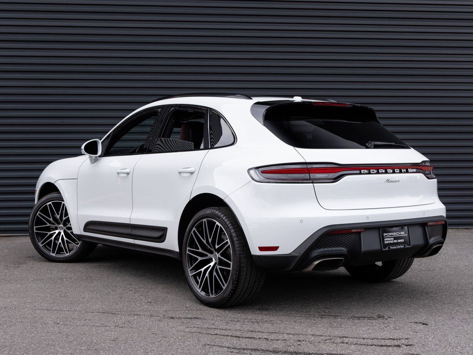 Certified 2024 Porsche Macan image 3