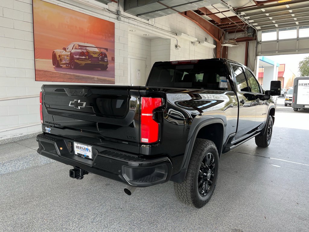 Used 2025 Chevrolet Silverado 2500 LTZ w/ LTZ Plus Package image 7