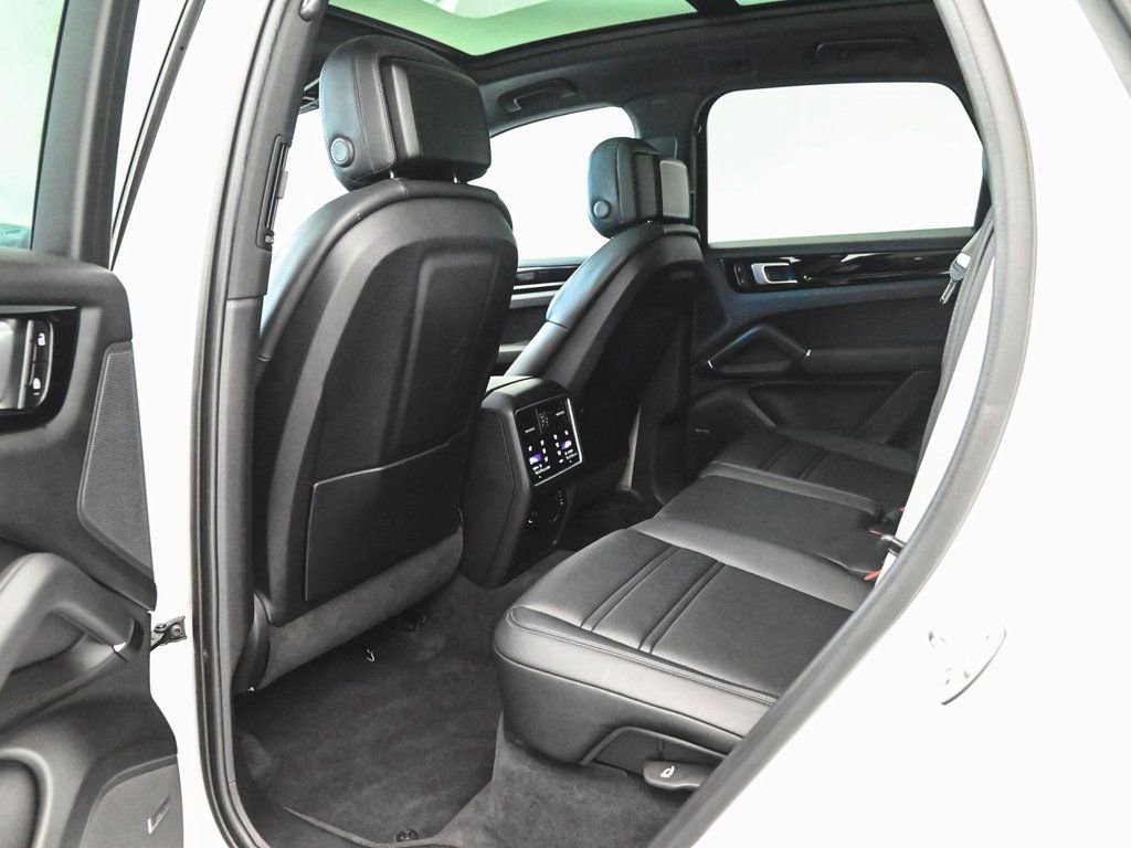 Used 2022 Porsche Cayenne Platinum Edition image 31