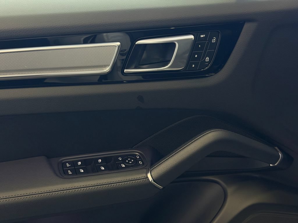 Certified 2023 Porsche Cayenne Platinum Edition AWD/4WD image 14
